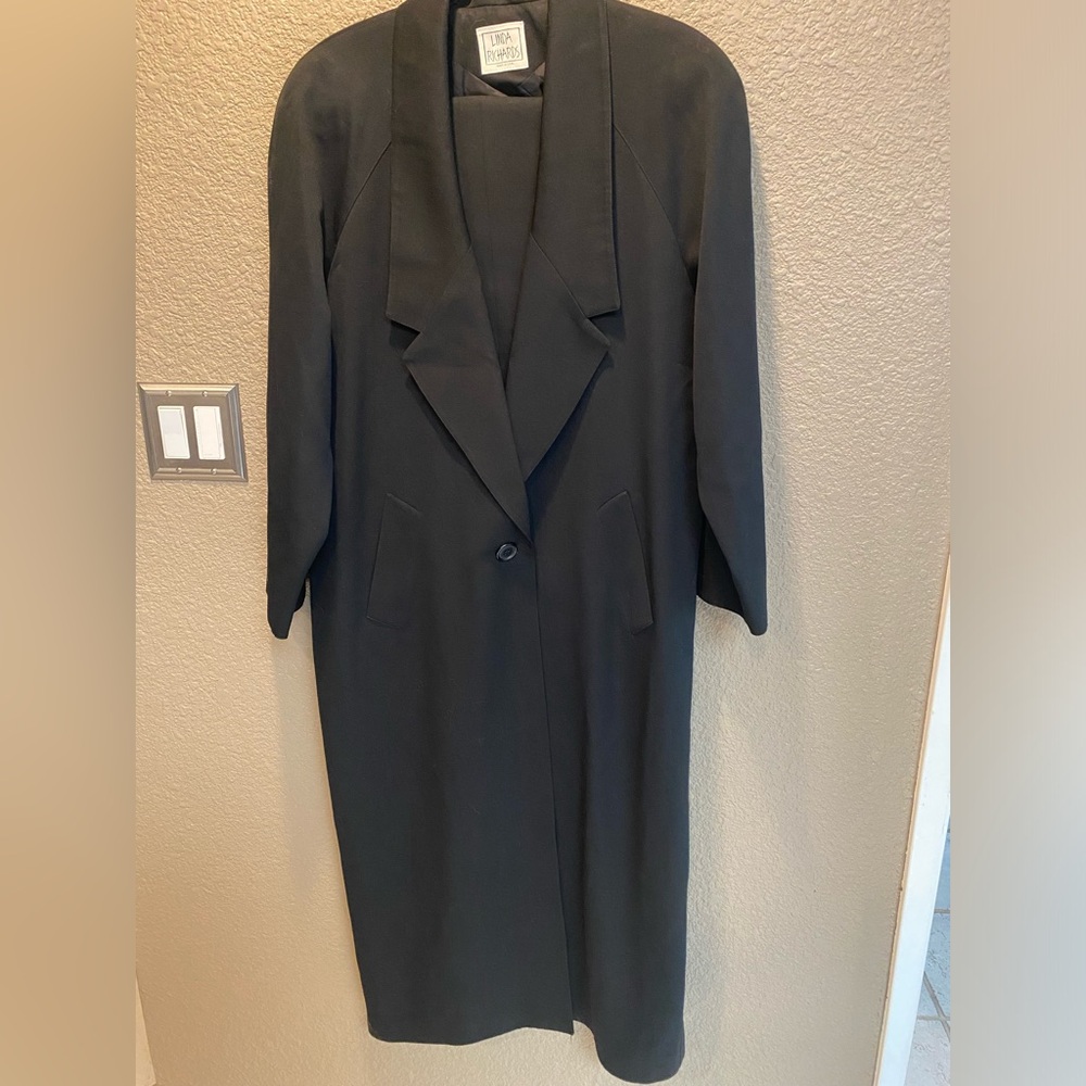 Vintage Linda Richards women’s black suit. Slight shoulder pads, excellent shape